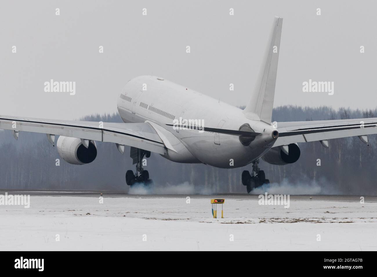 Aircraft touch down on arrival hires stock photography and images Alamy