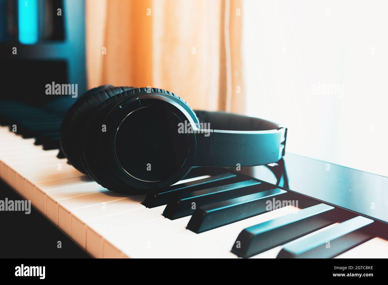 Headphone bluetooth hires stock photography and images Alamy