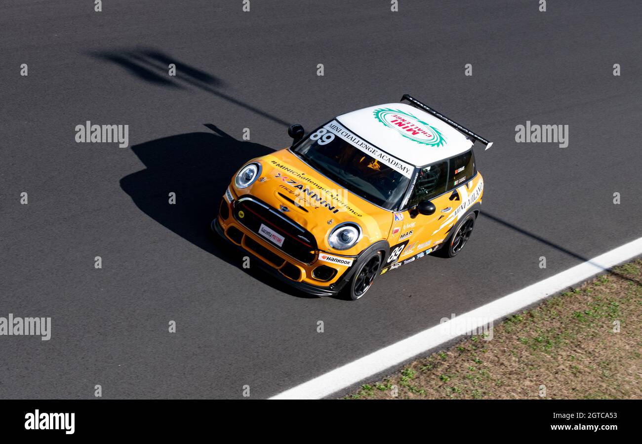 Fast mini cooper hi-res stock photography and images - Alamy