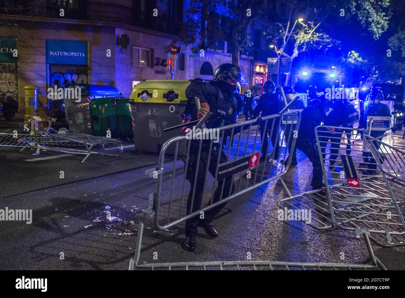 Barcelona, Catalonia, Spain. 1st Oct, 2021. Policemen are seen removing barricades.The activist group, CDR (Committees for the Defense of the Republic) has called a demonstration against the Spanish state and for the independence of Catalonia on October 1 the fourth anniversary of the Catalan independence referendum of 2017 (Credit Image: © Thiago Prudencio/DAX via ZUMA Press Wire) Stock Photo