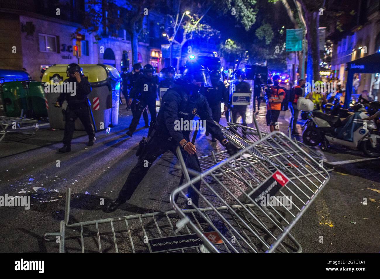 Barcelona, Catalonia, Spain. 1st Oct, 2021. Policemen are seen removing barricades.The activist group, CDR (Committees for the Defense of the Republic) has called a demonstration against the Spanish state and for the independence of Catalonia on October 1 the fourth anniversary of the Catalan independence referendum of 2017 (Credit Image: © Thiago Prudencio/DAX via ZUMA Press Wire) Stock Photo