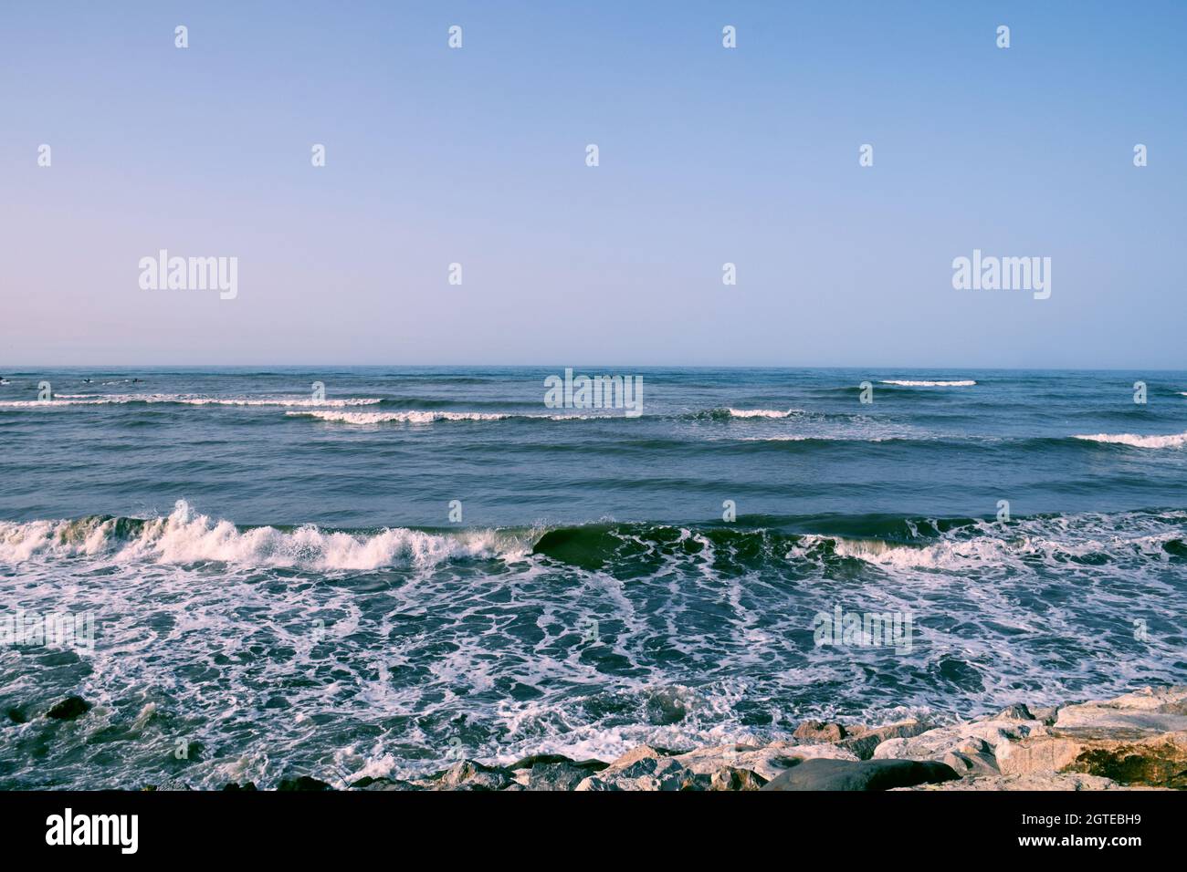 Каспийское море мангышлак. Каспий море дагестан. Берег каспийского моря астрахань. Азербайджан берег каспийского моря. Побережье каспийского моря одно из самых.