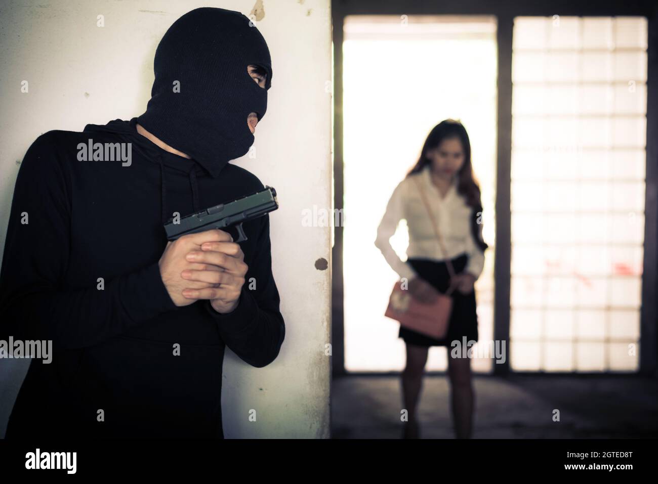 Грабеж квартиры. Грабитель принудил. Женщина грабитель. Грабитель принудил. Преступник в маске.