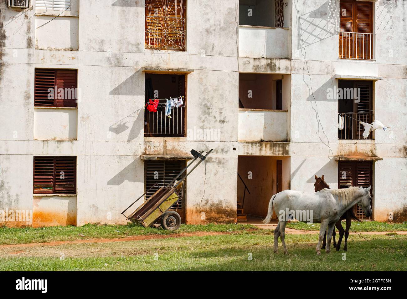 Run down apartment building hi-res stock photography and images - Alamy