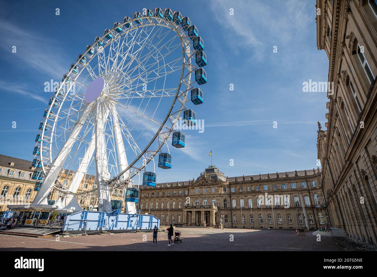 Stuttgart, Germany. 02nd Oct, 2021. A Ferris wheel stands in front of the New Palace. Until the end of the year, you can experience Stuttgart from a new perspective on a ride on the Ferris wheel. Credit: Christoph Schmidt/dpa/Alamy Live News Stock Photo