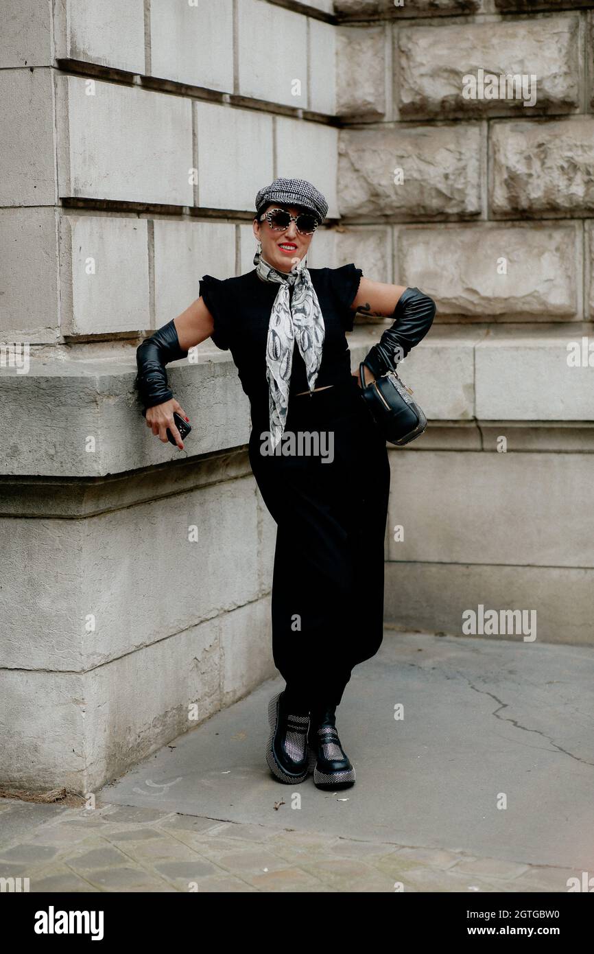 Paris, France. 01st Oct, 2021. Street style, Rossy de Palma arriving at  Loewe Spring Summer 2022 show, held at Garde Republicaine, Paris, France,  on Ocotber 1st, 2021. Photo by Marie-Paola Bertrand-Hillion/ABACAPRESS.COM  Credit:
