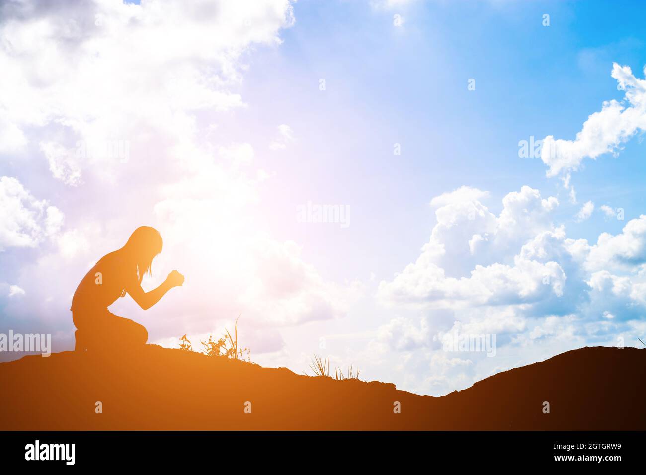 Person kneeling silhouette hi-res stock photography and images - Alamy