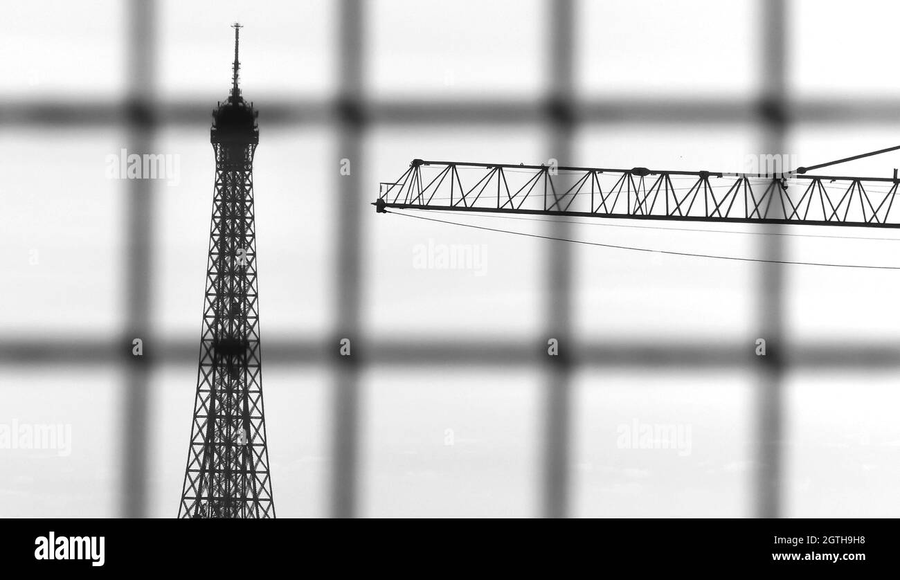Eiffel tower fence Black and White Stock Photos & Images Alamy