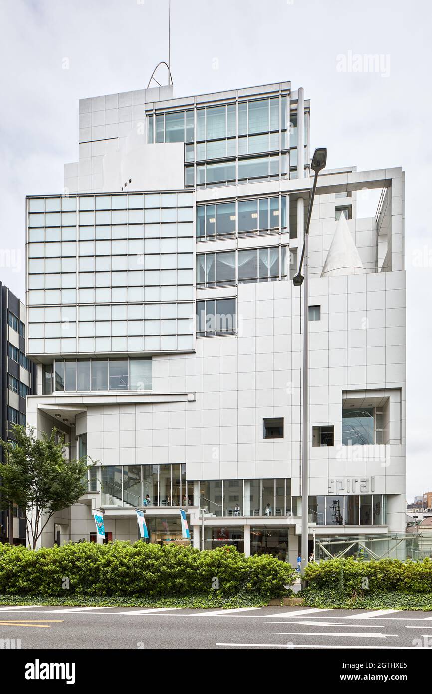 Spiral Building, designed by Fumihiko Maki and Associates (1985); Tokyo, Japan Stock Photo