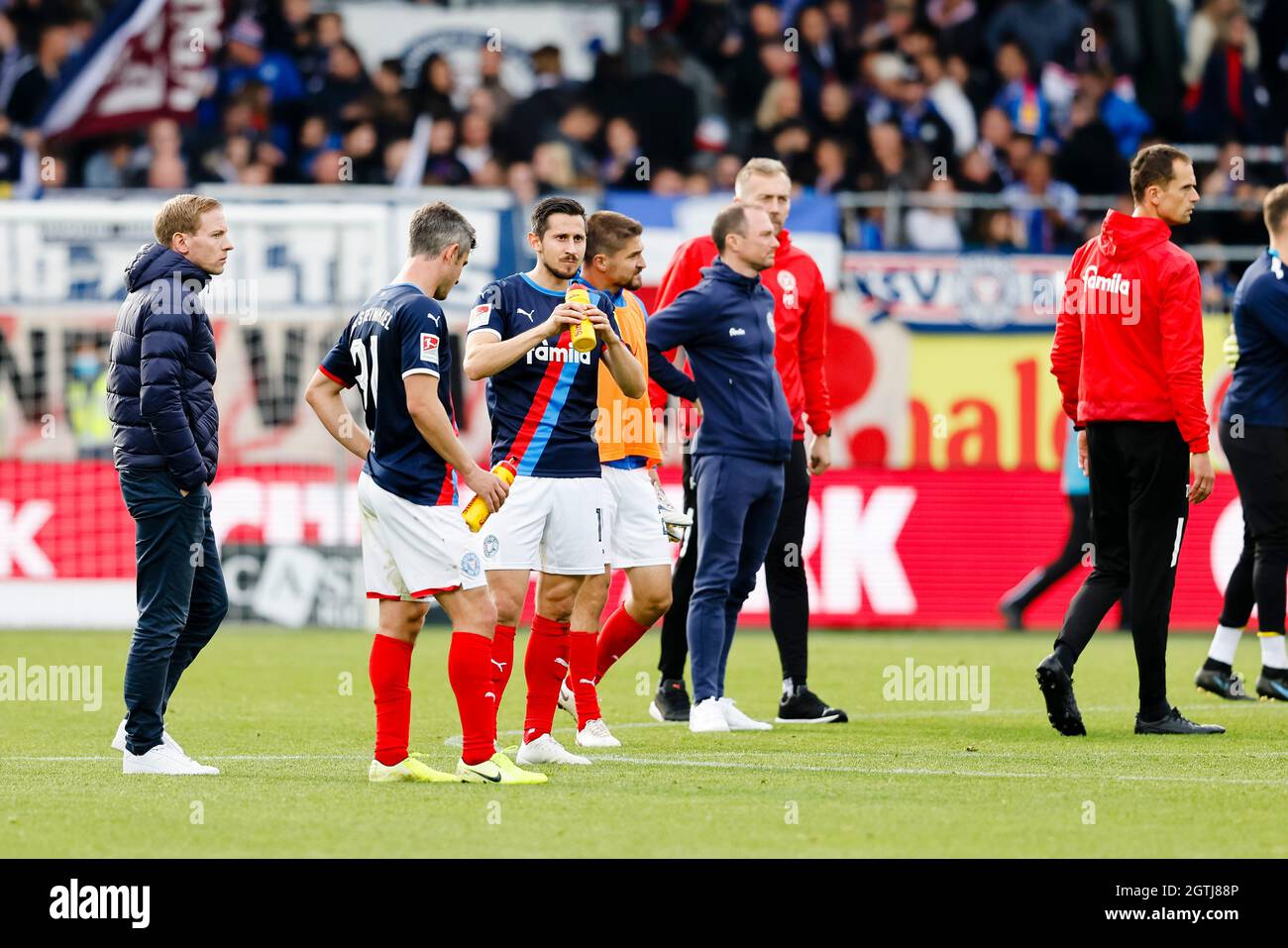 Kiel, Germany. 02nd Oct, 2021. Football: 2. Bundesliga, Holstein Kiel - Hansa Rostock, Matchday 9, Holstein-Stadion. Kiel's Fin Bartels (2nd from left) and Kiel's Steven Skrzybski react after the defeat against Rostock. Credit: Frank Molter/dpa - IMPORTANT NOTE: In accordance with the regulations of the DFL Deutsche Fußball Liga and/or the DFB Deutscher Fußball-Bund, it is prohibited to use or have used photographs taken in the stadium and/or of the match in the form of sequence pictures and/or video-like photo series./dpa/Alamy Live News Stock Photo