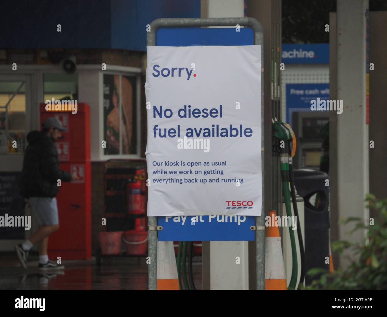 Sheerness, Kent, UK. 2nd October, 2021. The Tesco petrol station at Sheerness, Kent in the rain this afternoon as the South East continues to face fuel supply issues.  Credit: James Bell/Alamy Live News Stock Photo