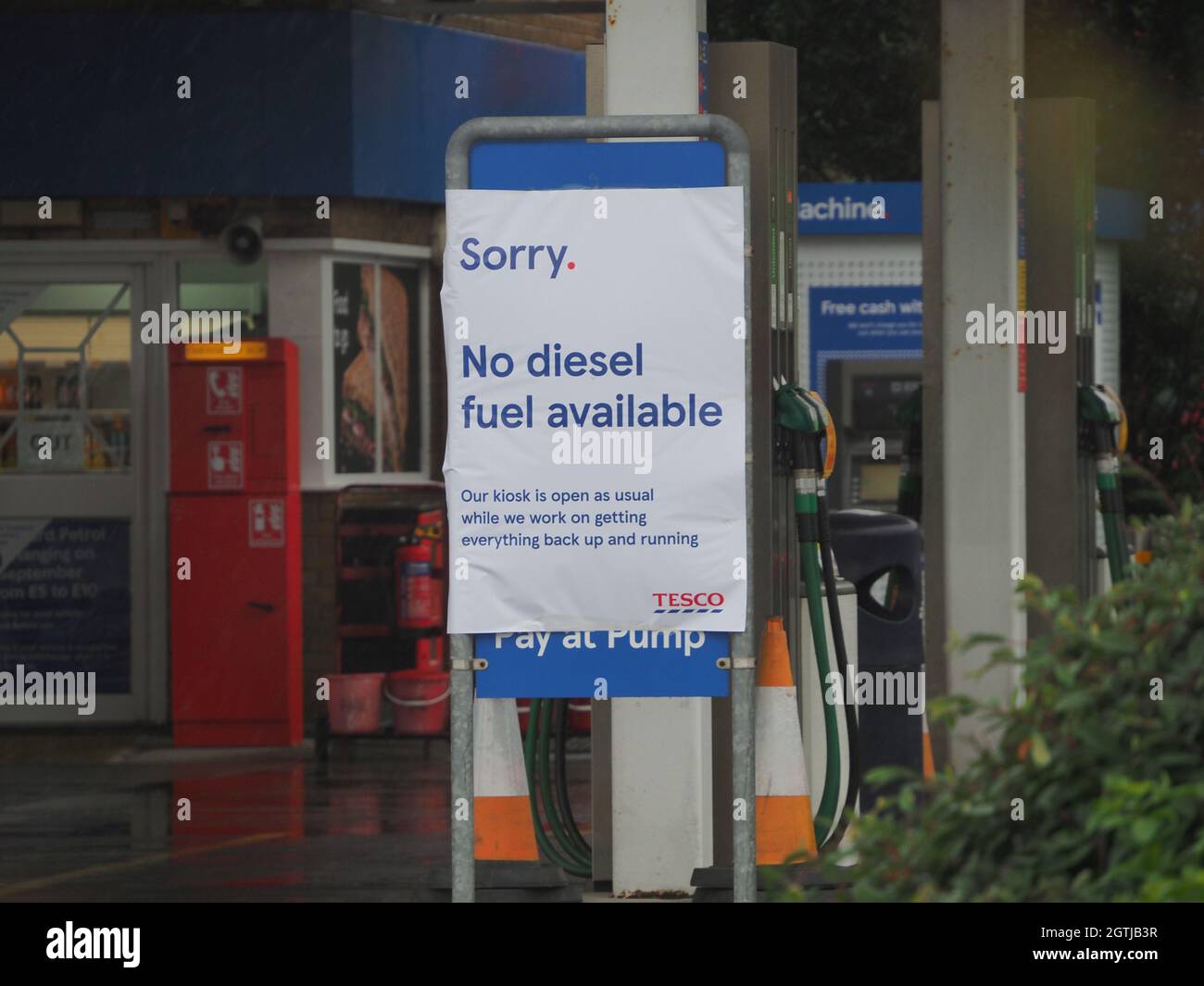 Sheerness, Kent, UK. 2nd October, 2021. The Tesco petrol station at Sheerness, Kent in the rain this afternoon as the South East continues to face fuel supply issues.  Credit: James Bell/Alamy Live News Stock Photo
