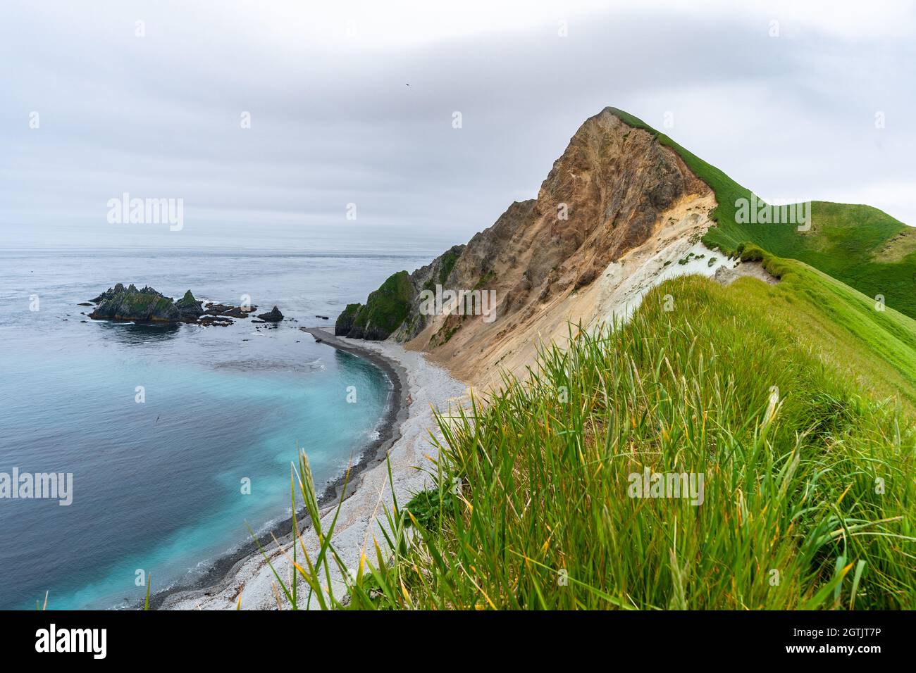 остров большой гряды курильских островов. остров большой гряды курильских островов. остров расшуа курилы. малая курильская гряда остров уруп. вулкан ушишир курилы.