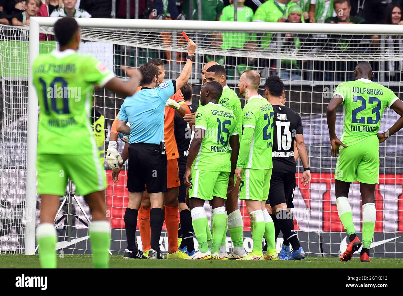 Wolfsburg Germany 02nd Oct 2021 Football Bundesliga Vfl Wolfsburg Borussia Monchengladbach Matchday 7 At Volkswagen Arena Referee Frank Willenborg 2nd From Left Shows Wolfsburg S Maxence Lacroix The Yellow Red Card Credit Swen