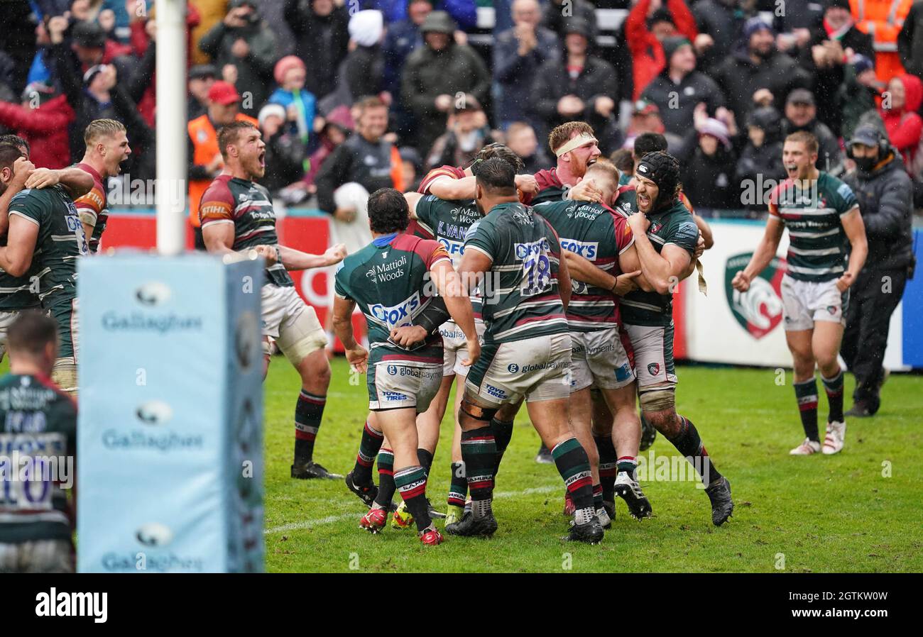 Leicester Tigers players celebrate after being awarded a penalty try to win the game during the Gallagher Premiership match at Mattioli Woods Welford Road Stadium. Picture date: Saturday October 2, 2021. Stock Photo