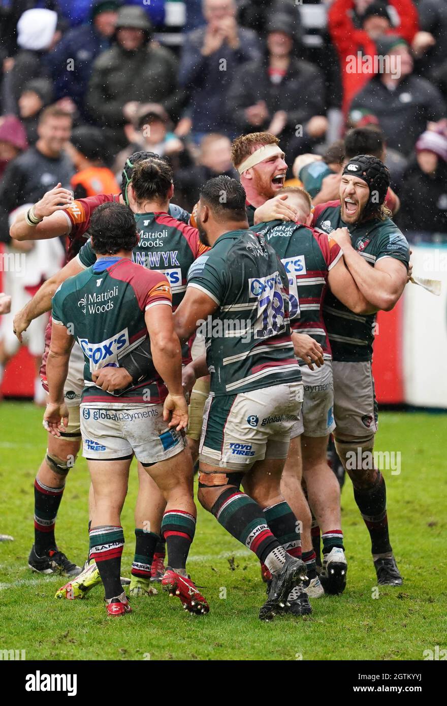 Leicester Tigers players celebrate after being awarded a penalty try to win the game during the Gallagher Premiership match at Mattioli Woods Welford Road Stadium. Picture date: Saturday October 2, 2021. Stock Photo