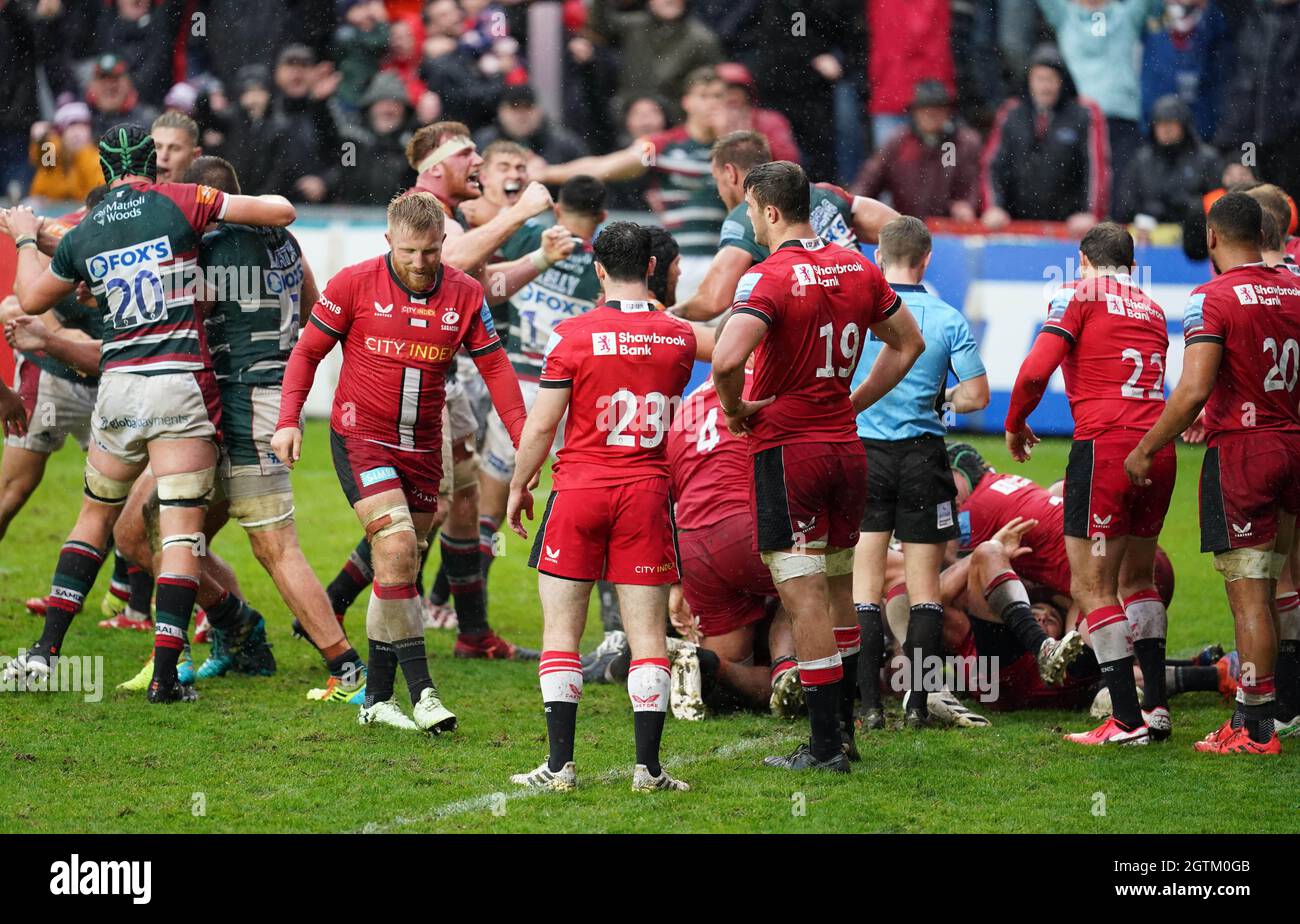 Saracens players show their dejection after Leicester Tigers are awarded a penalty try to win the game during the Gallagher Premiership match at Mattioli Woods Welford Road Stadium. Picture date: Saturday October 2, 2021. Stock Photo