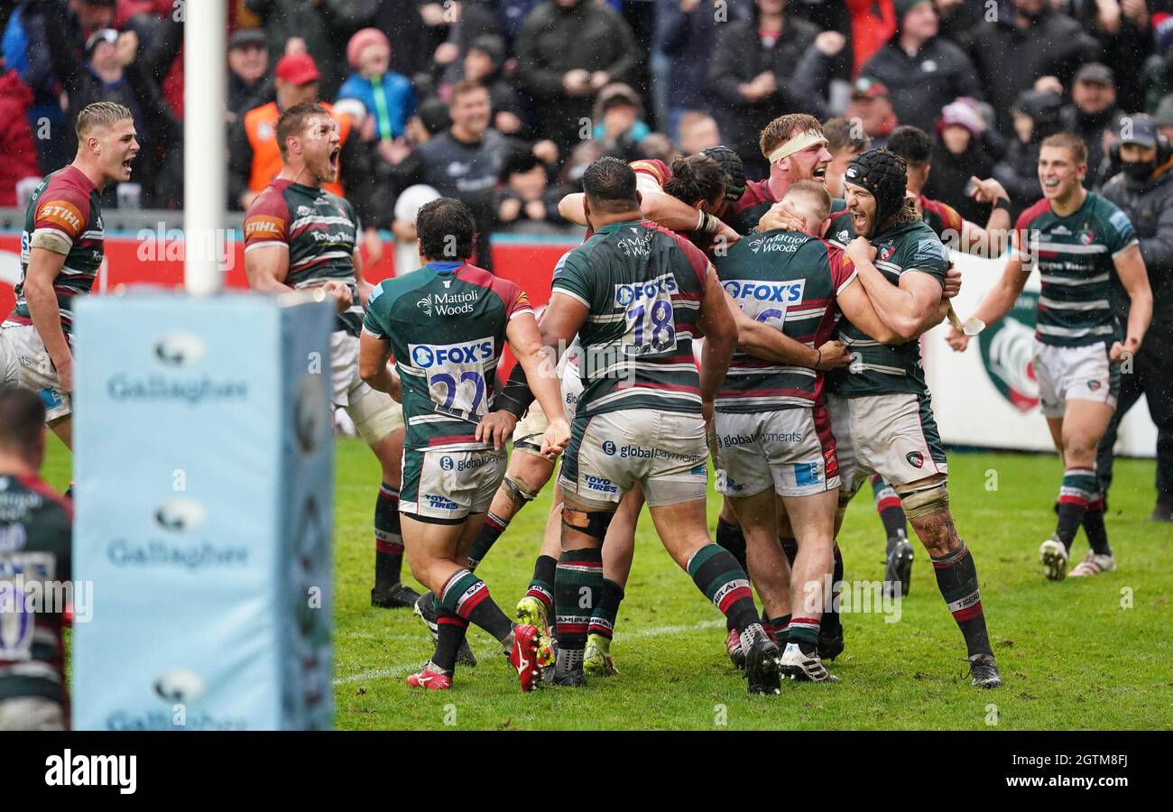 Leicester Tigers players celebrate after being awarded a penalty try to win the game during the Gallagher Premiership match at Mattioli Woods Welford Road Stadium. Picture date: Saturday October 2, 2021. Stock Photo