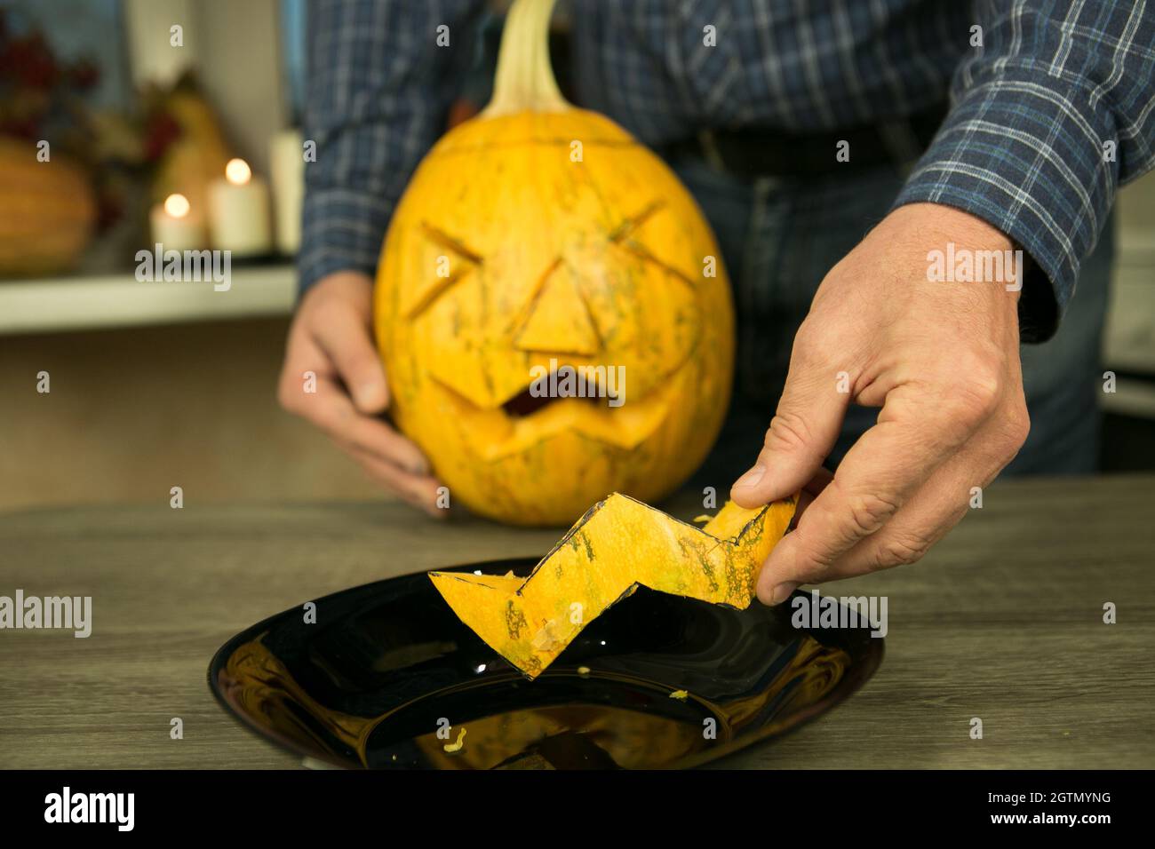 Halloween. How to make Jack O'Lantern at home? Male hands with knife ...