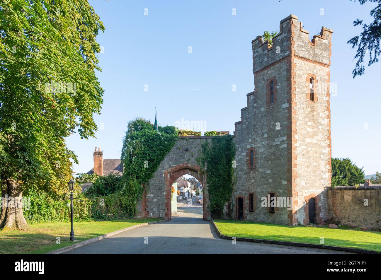 Gatehouse gate hotel medieval entrance to ruthin rhuthun town ce hires