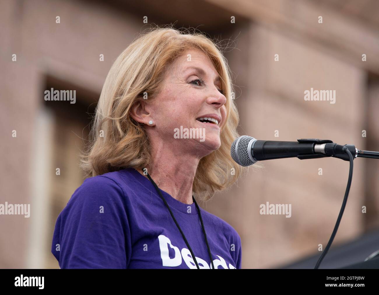 Austin Texas USA, Oct. 2, 2021: Former Texas senator and abortion rights activist WENDY DAVIS speaks as several thousand Texas women rally at the Capitol south steps to protest recent Texas laws passed restricting women's right to abortion. A restrictive Texas abortion law makes it a crime to have an abortion after six weeks in most cases. Credit: Bob Daemmrich/Alamy Live News Stock Photo