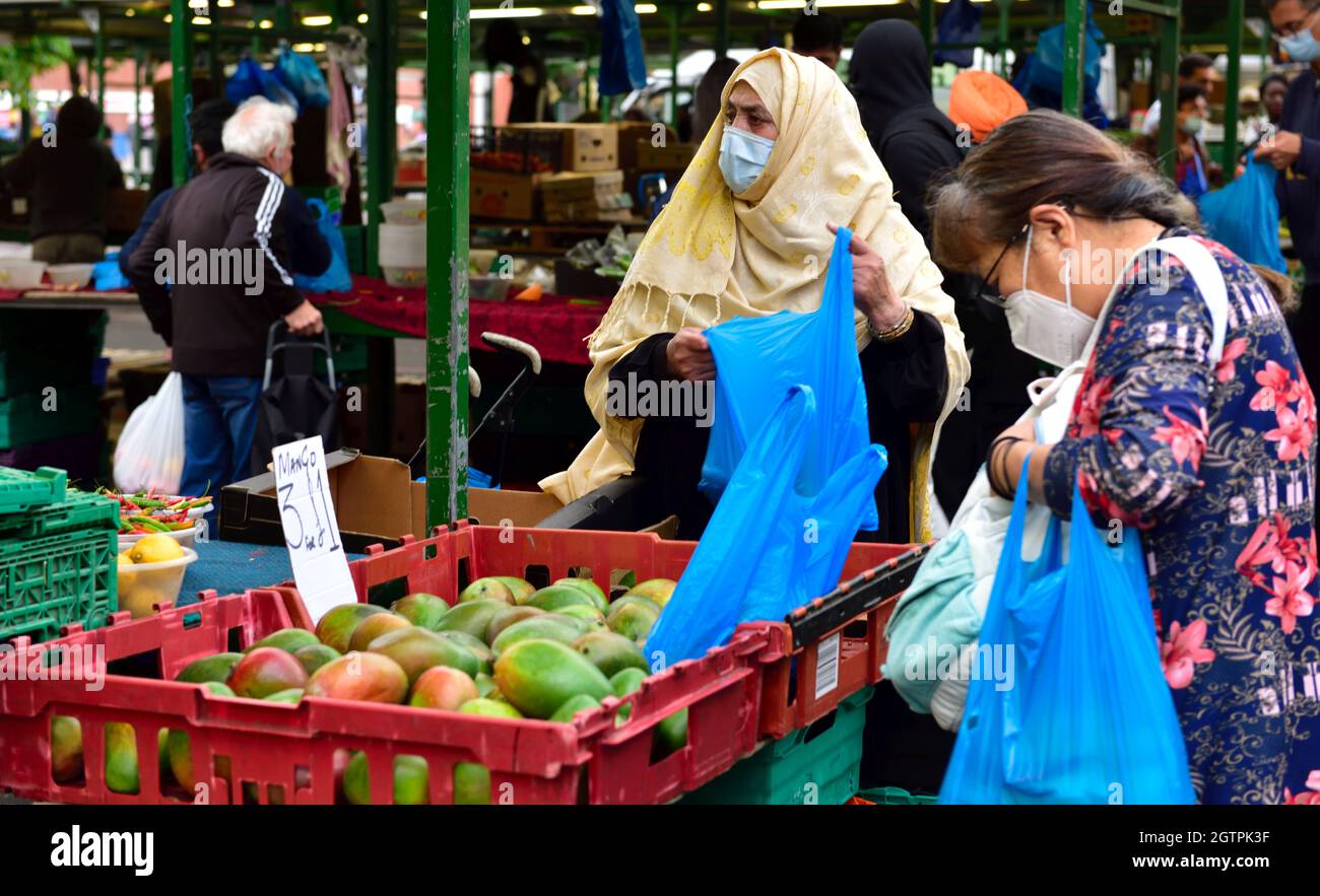 Shoppers looking for fruit and vegetables at Birmingham Bullring Open Market Stock Photo