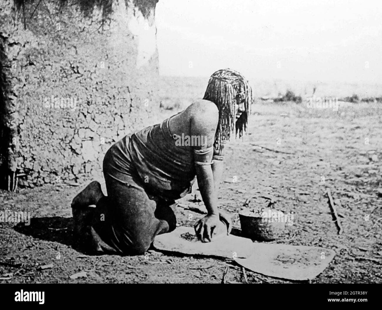 Making mealie meal, Rhodesia, early 1900s Stock Photo