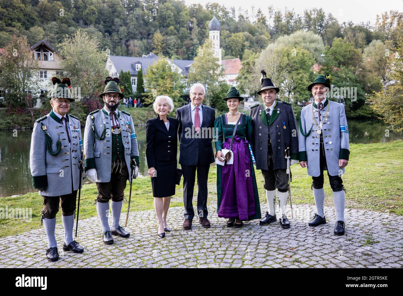 02 October 2021, Bavaria, Wolfratshausen: Edmund Stoiber, former CSU chairman (M), and his wife Karin (3rd from left) stand in the middle of Ewald Brückl, honorary captain of the Gebirgsschützen Wolfratshausen (l-r), Rainer Lorz, captain of the Gebirgsschützen Wolfratshausen (l-r), during a tribute at the 80th birthday celebration of the ex-CSU party leader. Birthday of the ex-CSU party leader in the middle of Ewald Brückl, honorary captain of the mountain riflemen Wolfratshausen (l-r), Rainer Lorz, captain of the mountain riflemen Wolfratshausen, Lena Hochstraßer, sutler of the mountain rifle Stock Photo