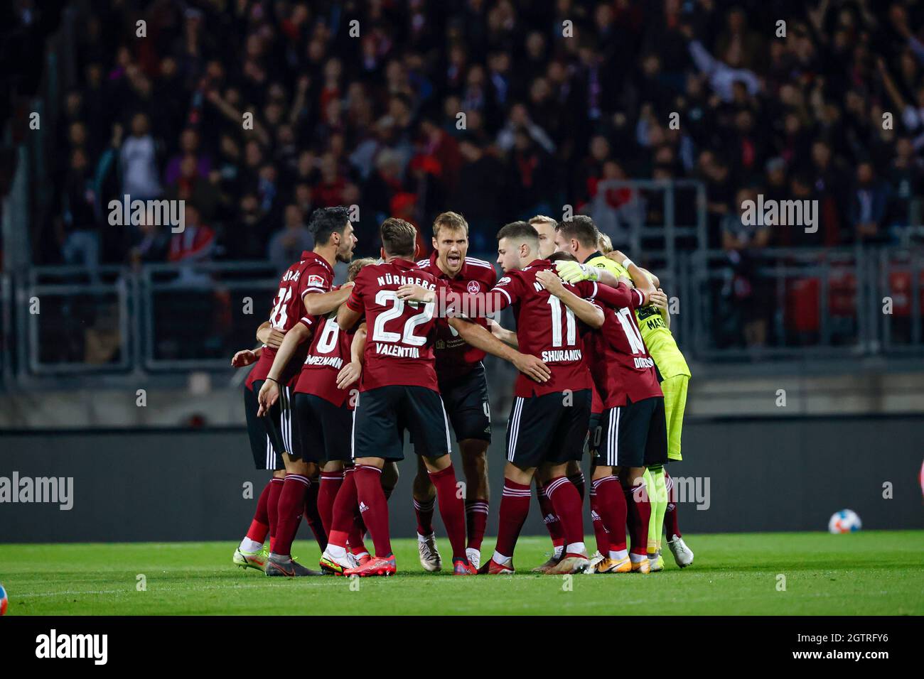 Nuremberg, Germany. 02nd Oct, 2021. Football: 2nd Bundesliga, 1st FC Nuremberg - Hannover 96, Matchday 9, Max Morlock Stadium. Nuremberg's Asger Sörensen (center) cheers on his teammates before kickoff. Credit: Löb Daniel/dpa - IMPORTANT NOTE: In accordance with the regulations of the DFL Deutsche Fußball Liga and/or the DFB Deutscher Fußball-Bund, it is prohibited to use or have used photographs taken in the stadium and/or of the match in the form of sequence pictures and/or video-like photo series./dpa/Alamy Live News Stock Photo