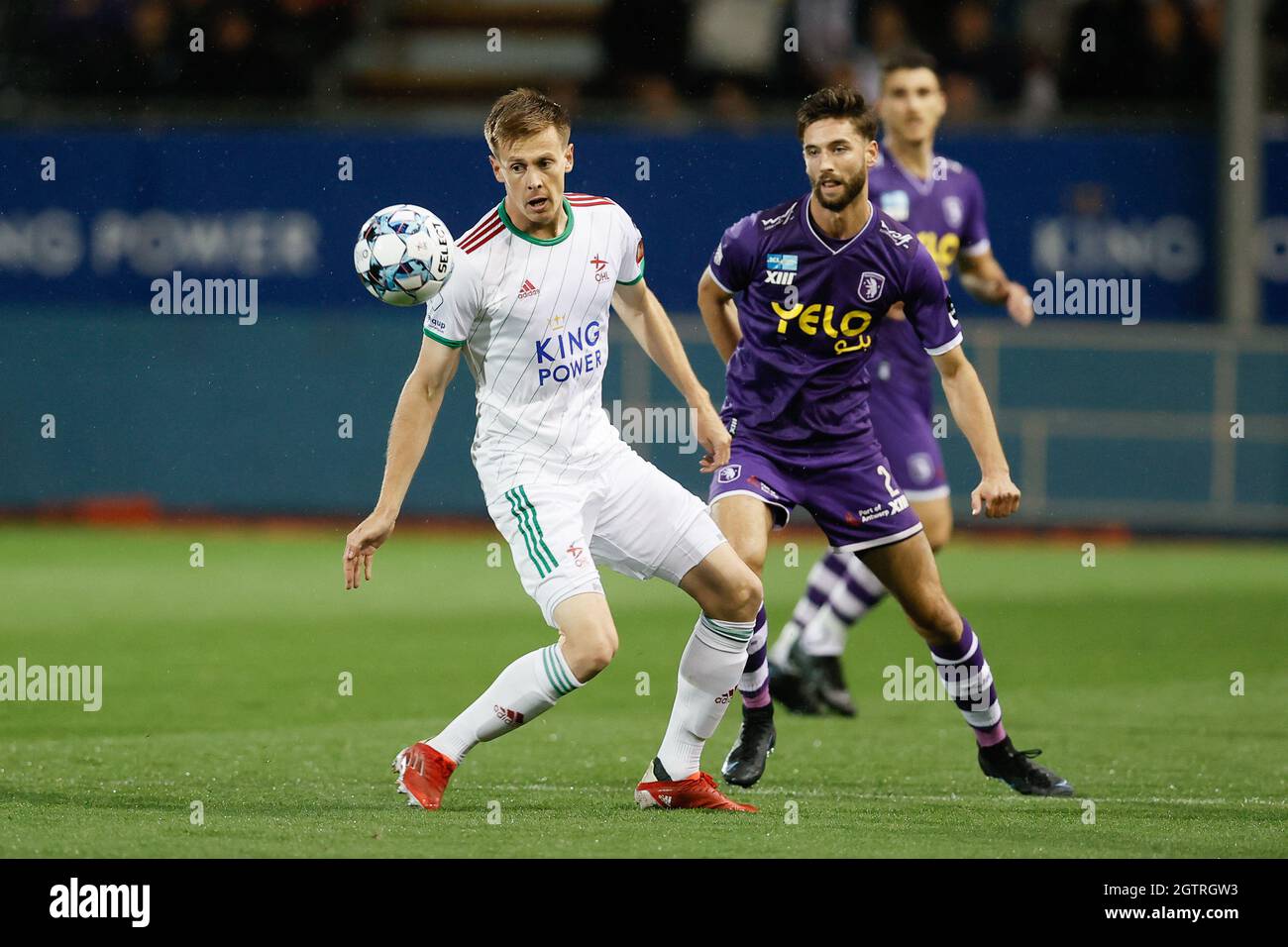 OHL's Mathieu Maertens and Beerschot's Jan Van den Bergh fight for the