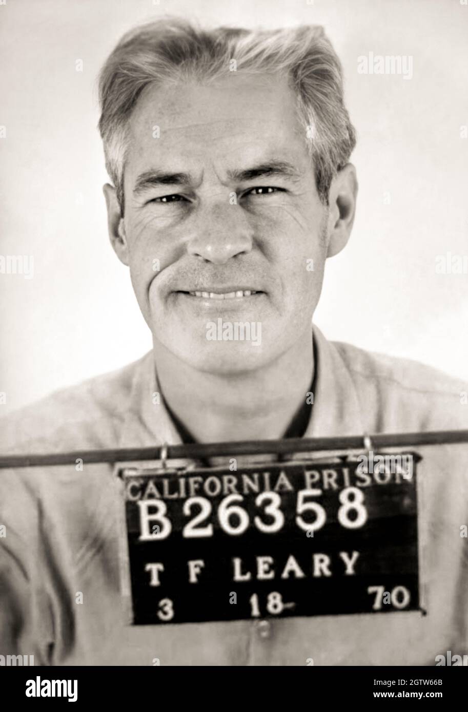 1970 , 18 march , California , USA :  Mug shot of  american psychologist , Hippy Guru and writer TIMOTHY LEARY ( 1920 - 1996 ), aged 50, arrested for the possession of  marijuana . He tested the therapeutic effects of lysergic acid diethylamide ( LSD ) and psilocybin . Unknown photographer by Police Department . - MUG-SHOT - MUGSHOT - FOTO SEGNALETICA - portrait - ritratto - smile - sorriso - PSICOLOGO - PSICOLOGIA - PSICOLOGY - ACIDO LISERGICO - LSD - DROGA - DROGHE - DROUGS - PSICHEDELIA - PSICHEDELICO - HIPPY - TOSSICODIPENDENZA - PORTRAIT - RITRATTO - FOTO STORICHE - HISTORY - LETTERATURA Stock Photo