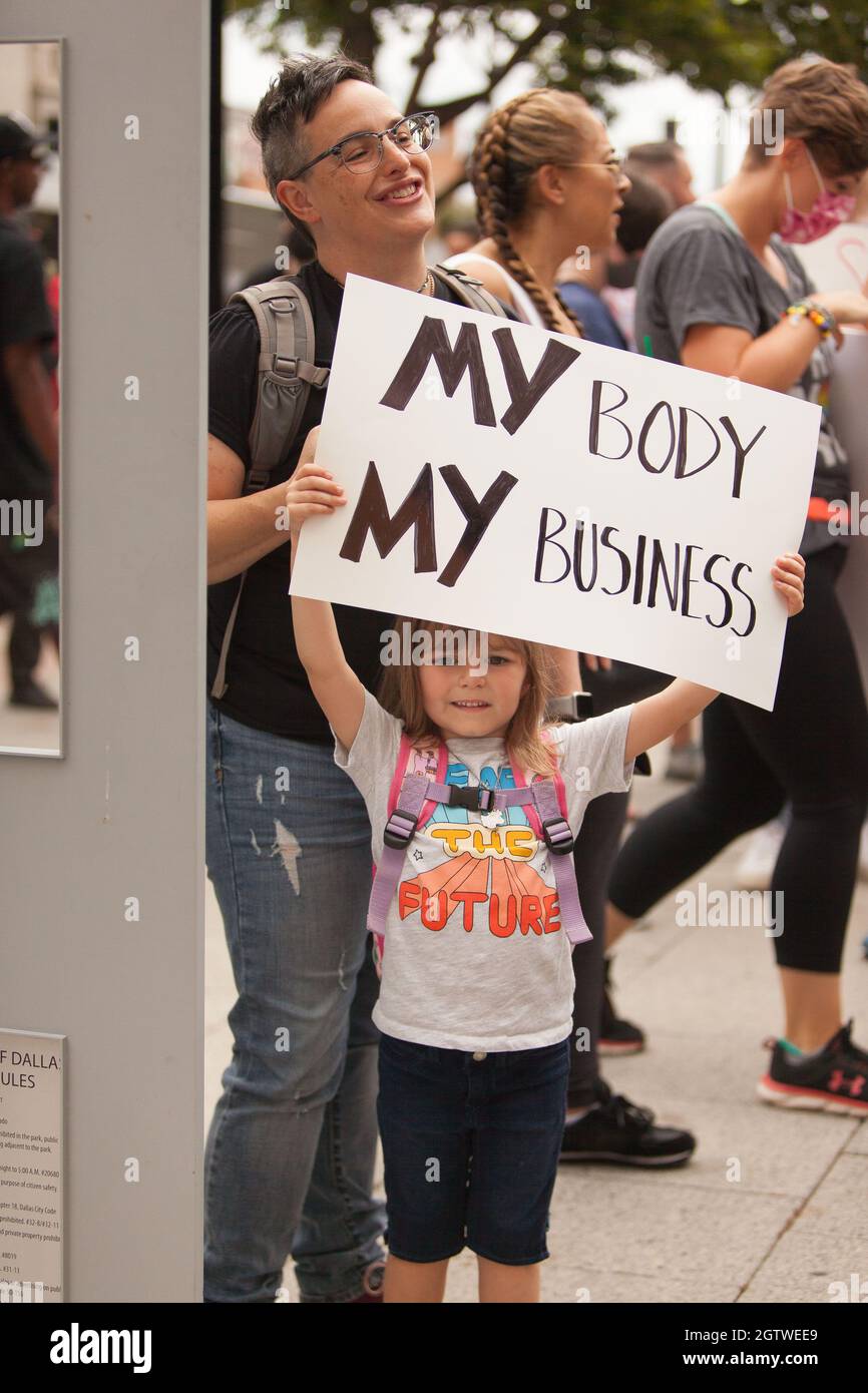 Dallas, TX, USA. 2nd Oct, 2021. Oct. 2, 2021 - Dallas, TX - A young child holds up a sign at the Dallas Reproductive Liberation March at Main Street Garden. The rally and protest are being held due to the recent ban on abortions in Texas and what could follow in many other states. (Credit Image: © Leslie Spurlock/ZUMA Press Wire) Stock Photo