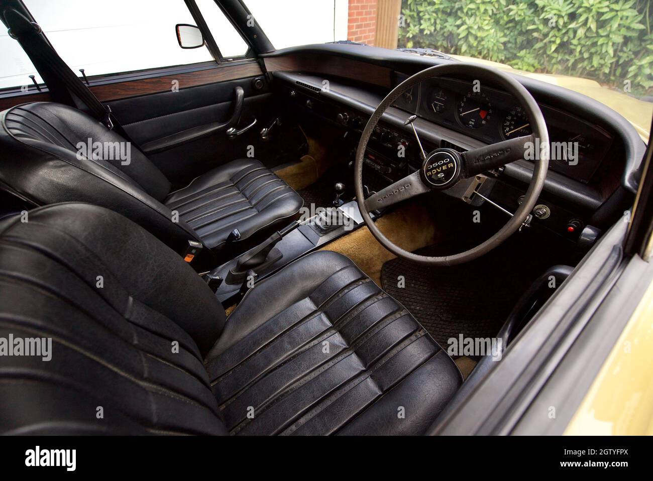 P6 Rover 3500s V8 interior with leather seats and original dashboard Stock Photo