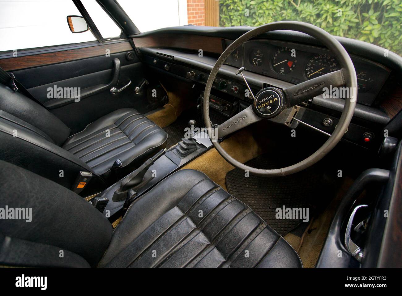 P6 Rover 3500s V8 interior with leather seats and original dashboard Stock Photo