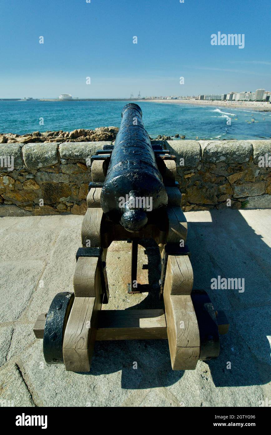 Ancient cannon in Castelo do Queijo fortress on the coast in city centre of Porto in Portugal (Forte de São Francisco Xavier) canhão Stock Photo