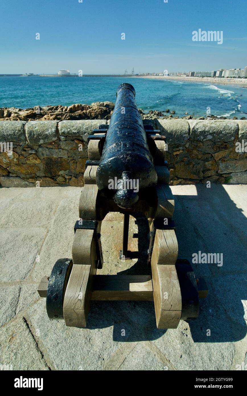 Ancient cannon in Castelo do Queijo fortress on the coast in city centre of Porto in Portugal (Forte de São Francisco Xavier) canhão Stock Photo