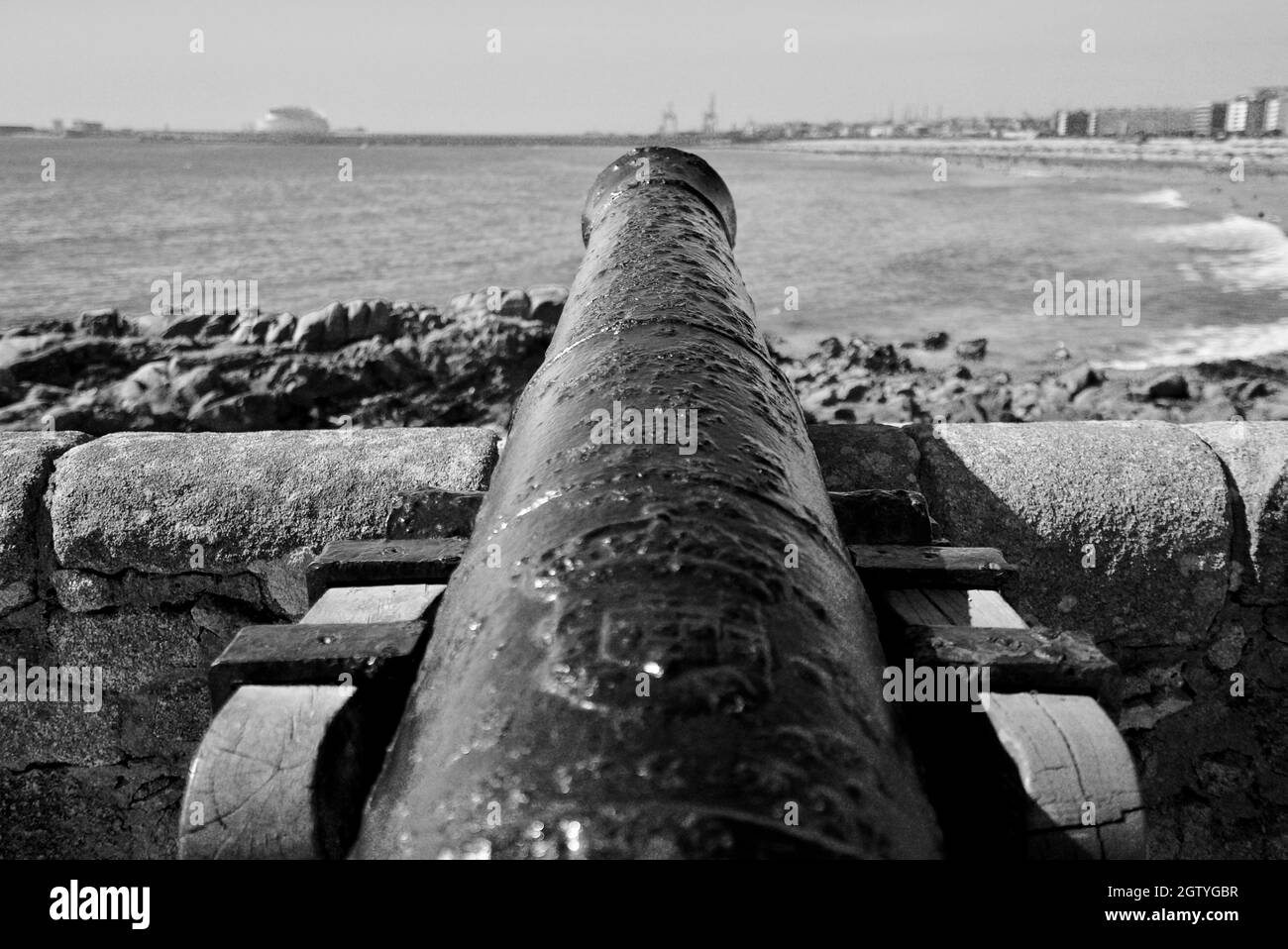 Ancient cannon in Castelo do Queijo fortress on the coast in city centre of Porto in Portugal (Forte de São Francisco Xavier) canhão Stock Photo