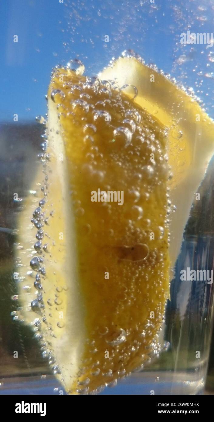 Glas Wasser Mit Zitrone Stock Photo