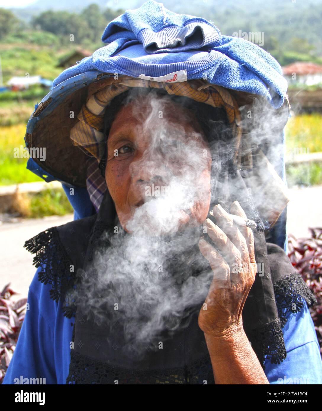Muslim smoking cigarette hi-res stock photography and images - Alamy