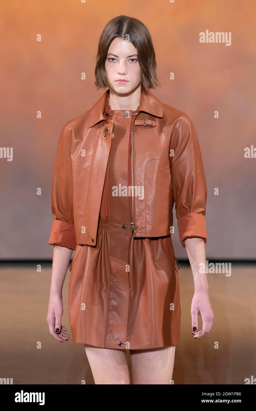 Paris, Frankreich. 02nd Oct, 2021. HERMES SS22 runway during Paris Fashion  Week - Paris, France. 02/10/2021 Credit: dpa/Alamy Live News Stock Photo -  Alamy