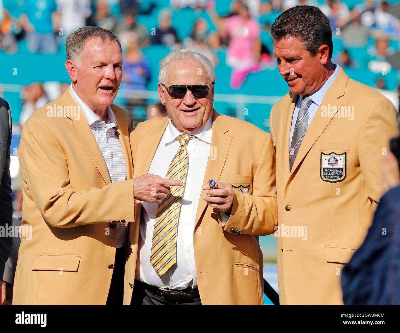 Miami, USA. 22nd Nov, 2015. Hall of Fame coach Don Shula is presented with a new Hall of Fame ring at halftime while flanked by fellow Dolphin Hall of Famers Bob Griese, left, and Dan Marino, right, during a ceremony at Sun Life Stadium on Nov. 22, 2015, in Miami. (Photo by Al Diaz/Miami Herald/TNS/Sipa USA) Credit: Sipa USA/Alamy Live News Stock Photo
