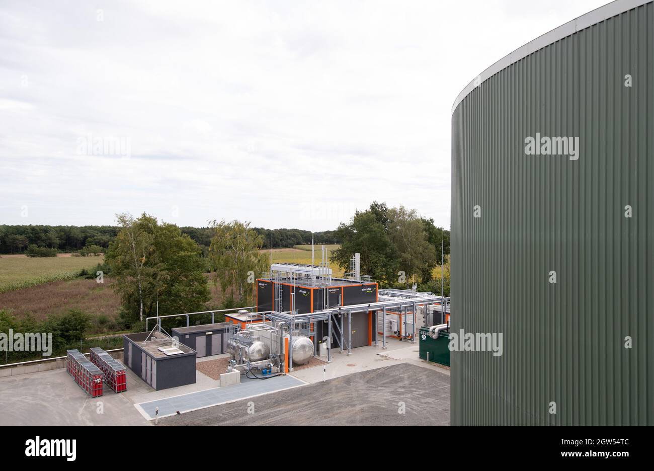 Werlte, Germany. 01st Oct, 2021. View of a plant for the production of CO2-neutral kerosene. The plant in Emsland produces the fuel for aircraft synthetically from water, renewable electricity from wind turbines in the surrounding area, waste CO2 from food leftovers from a biogas plant and CO2 from the ambient air. Credit: Friso Gentsch/dpa/Alamy Live News Stock Photo