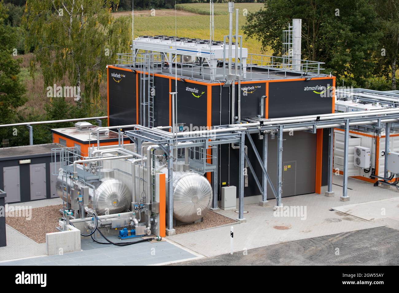 Werlte, Germany. 01st Oct, 2021. View of a plant for the production of CO2-neutral kerosene. The plant in Emsland produces the fuel for aircraft synthetically from water, renewable electricity from wind turbines in the surrounding area, waste CO2 from food leftovers from a biogas plant and CO2 from the ambient air. Credit: Friso Gentsch/dpa/Alamy Live News Stock Photo