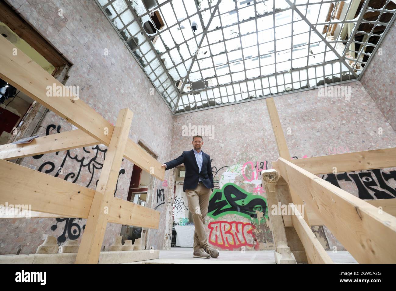 08 September 2021, Mecklenburg-Western Pomerania, Kühlungsborn: Jan  Aschenbeck, project developer from Oldenburg, stands in the historic Villa  Baltic from 1910, which was used during the GDR period until 1990 as a  recreation