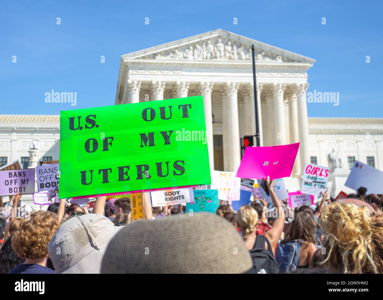 Washington, D.C., USA. October 2, 2021. Thousands of people gather in Washington, D.C. for the Women's March Rally for Abortion Justice to protest against new restrictive abortion laws in Texas and the potential overturning of the Roe v. Wade Supreme Court Case.  Credit: Kalen Martin/Alamy Live News Stock Photo