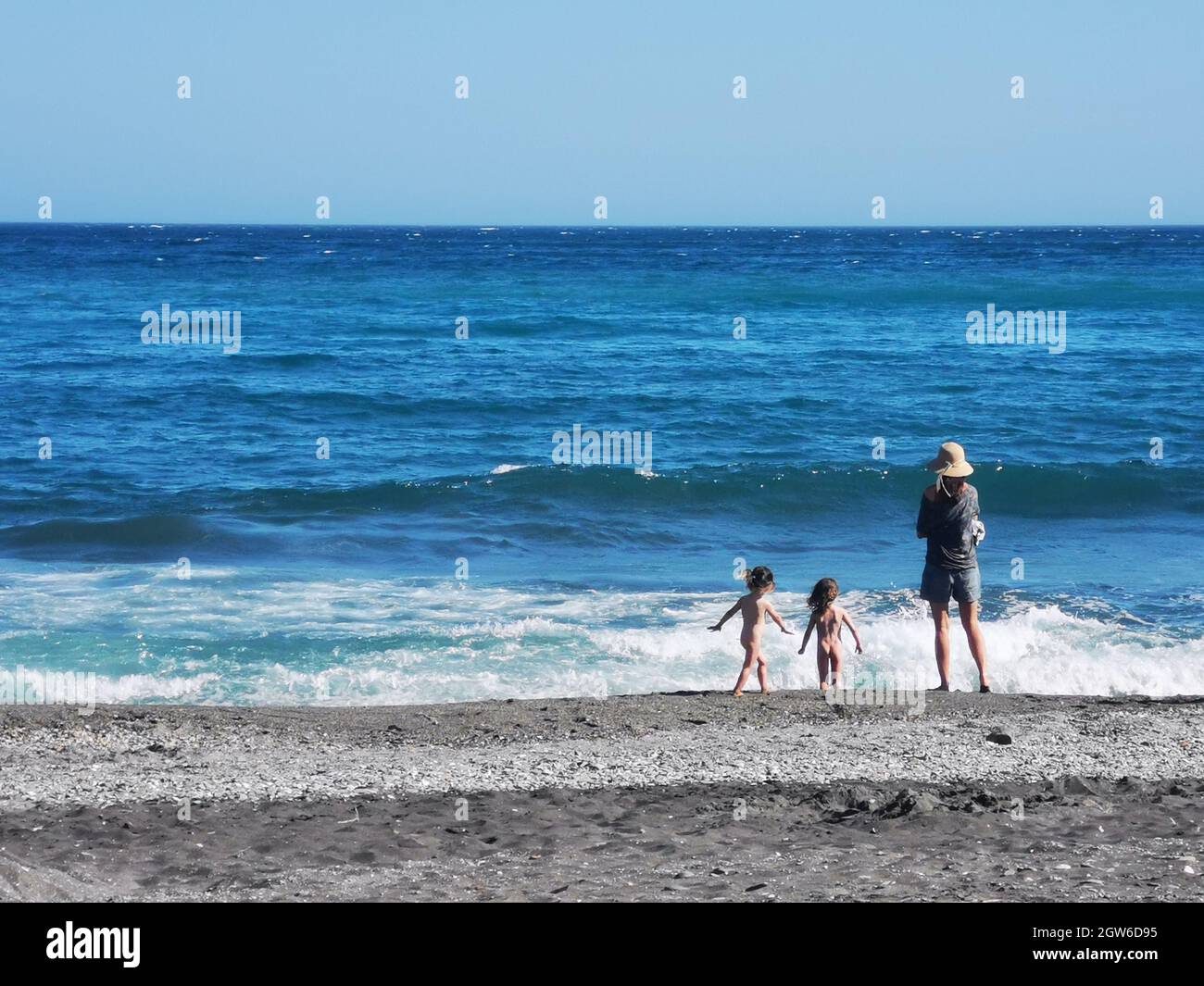 Family 2 daughters rear view hi-res stock photography and images - Alamy