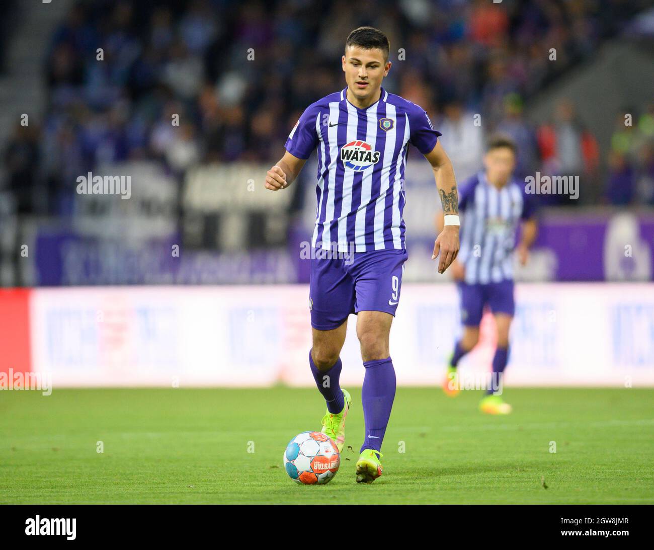 Aue, Germany. 01st Oct, 2021. Football: 2. Bundesliga, FC Erzgebirge Aue - Hamburger SV, Matchday 9, Erzgebirgsstadion. Aue's Antonio Jonjic plays the ball. Credit: Robert Michael/dpa-Zentralbild/dpa - IMPORTANT NOTE: In accordance with the regulations of the DFL Deutsche Fußball Liga and/or the DFB Deutscher Fußball-Bund, it is prohibited to use or have used photographs taken in the stadium and/or of the match in the form of sequence pictures and/or video-like photo series./dpa/Alamy Live News Stock Photo