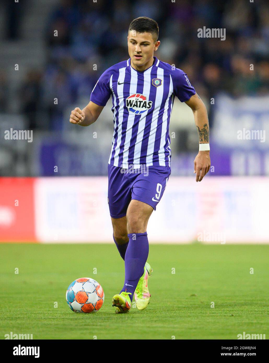 Aue, Germany. 01st Oct, 2021. Football: 2. Bundesliga, FC Erzgebirge Aue - Hamburger SV, Matchday 9, Erzgebirgsstadion. Aue's Antonio Jonjic plays the ball. Credit: Robert Michael/dpa-Zentralbild/dpa - IMPORTANT NOTE: In accordance with the regulations of the DFL Deutsche Fußball Liga and/or the DFB Deutscher Fußball-Bund, it is prohibited to use or have used photographs taken in the stadium and/or of the match in the form of sequence pictures and/or video-like photo series./dpa/Alamy Live News Stock Photo