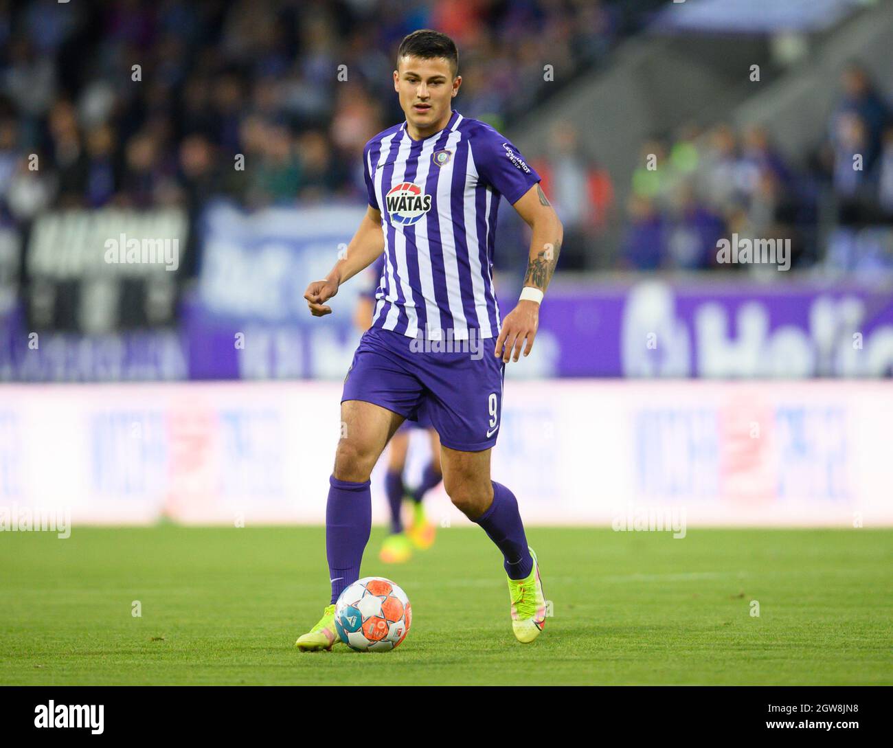 Aue, Germany. 01st Oct, 2021. Football: 2. Bundesliga, FC Erzgebirge Aue -  Hamburger SV, Matchday 9, Erzgebirgsstadion. Aue's Antonio Jonjic plays the  ball. Credit: Robert Michael/dpa-Zentralbild/dpa - IMPORTANT NOTE: In  accordance with