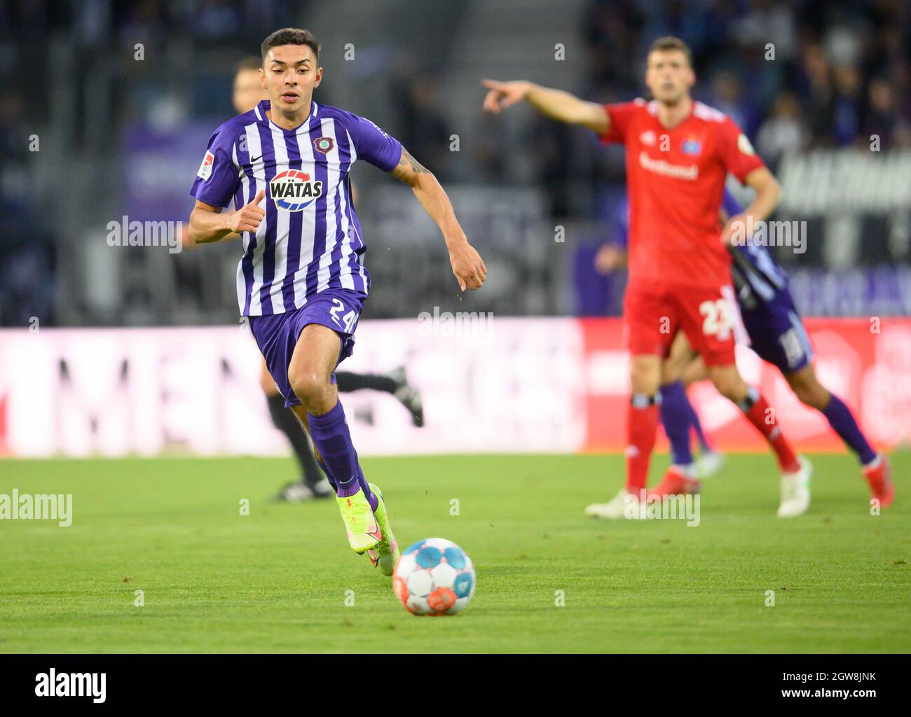 Aue, Germany. 01st Oct, 2021. Football: 2. Bundesliga, FC Erzgebirge Aue - Hamburger SV, Matchday 9, Erzgebirgsstadion. Aue's John-Patrick Strauß plays the ball. Credit: Robert Michael/dpa-Zentralbild/dpa - IMPORTANT NOTE: In accordance with the regulations of the DFL Deutsche Fußball Liga and/or the DFB Deutscher Fußball-Bund, it is prohibited to use or have used photographs taken in the stadium and/or of the match in the form of sequence pictures and/or video-like photo series./dpa/Alamy Live News Stock Photo